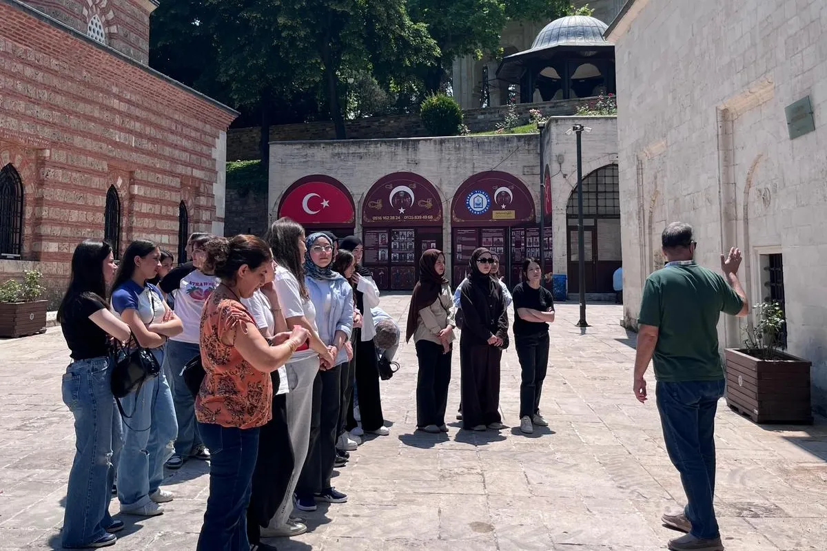 Bursa Yıldırımlı gençler tarihi yerinde keşfediyor