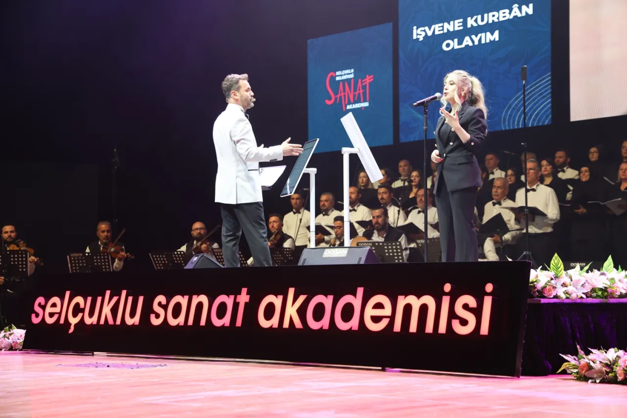 Konya Selçuklu'da Müzeyyen Senar şarkıları yankılandı