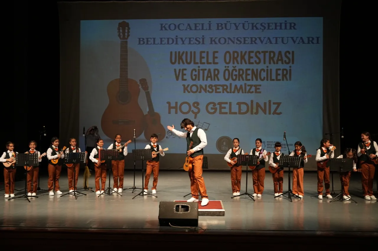 Kocaeli'de konservatuvar öğrencileri hem çaldı hem oynadı