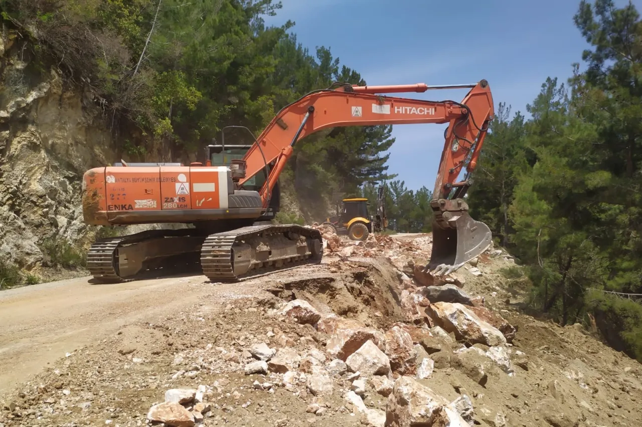 Antalya 'da Büyükşehir ekiplerinden yol mesaisi
