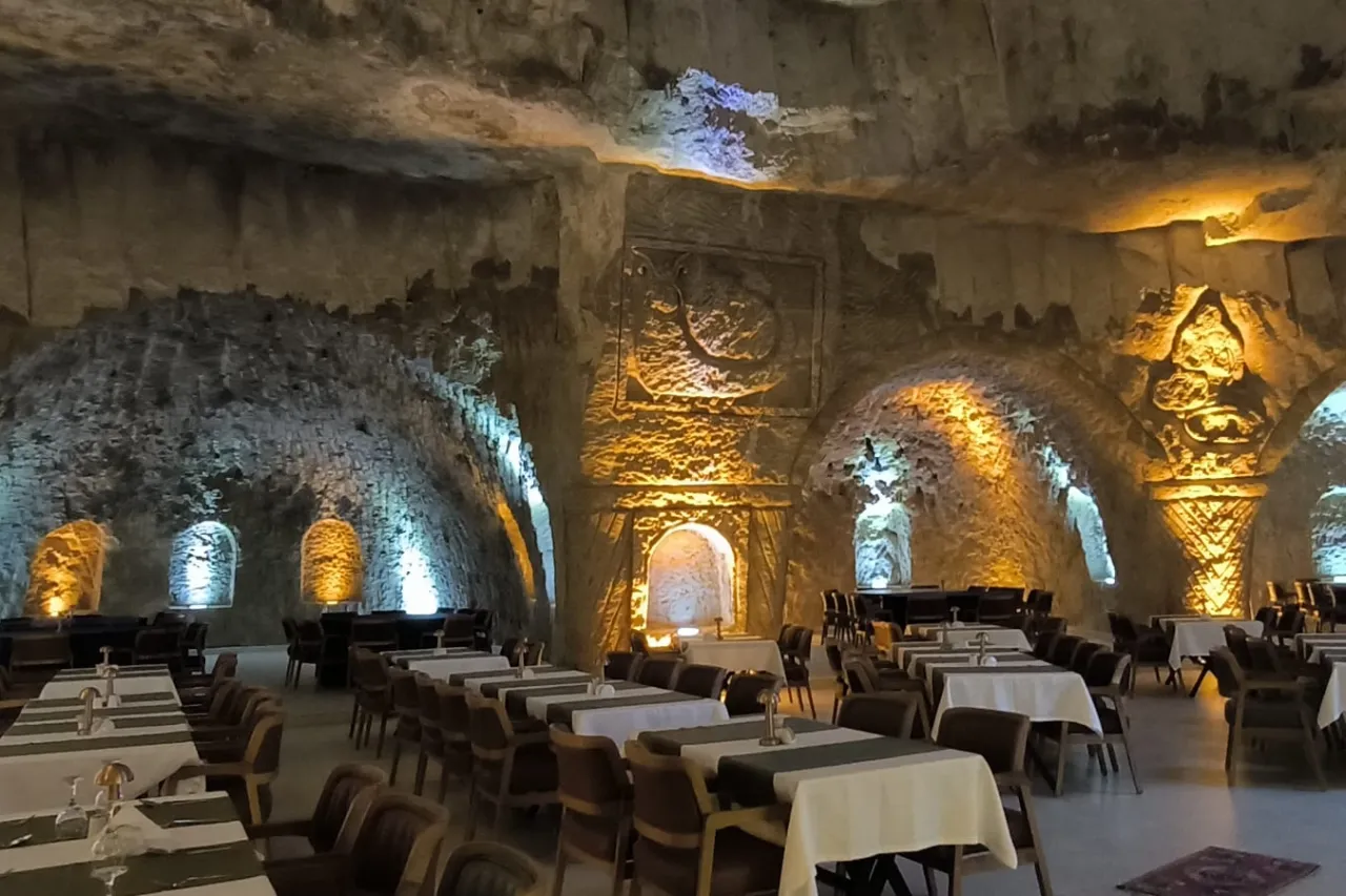 Mardin'de 15 yıllık emek: Kayaları oyup 400 kişilik dev mağara restaurant açtı!