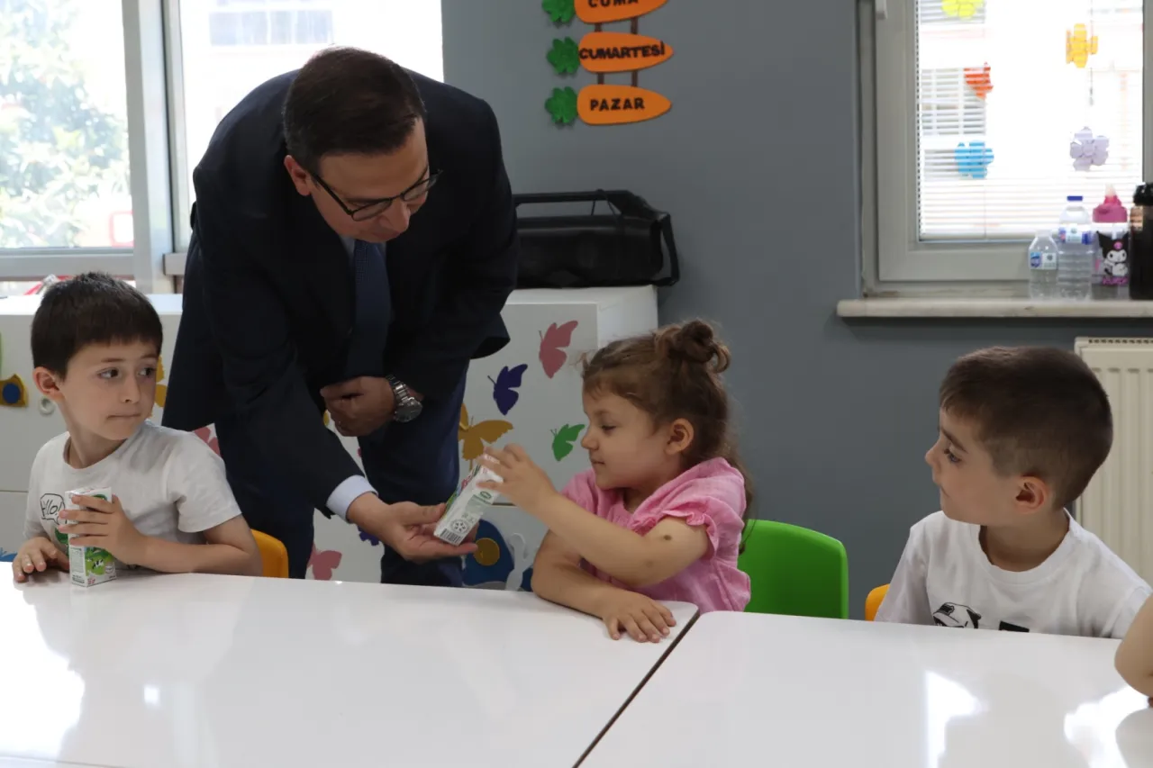 Bursa'da Nilüfer Belediyesi çocukların süt tüketimini destekliyor