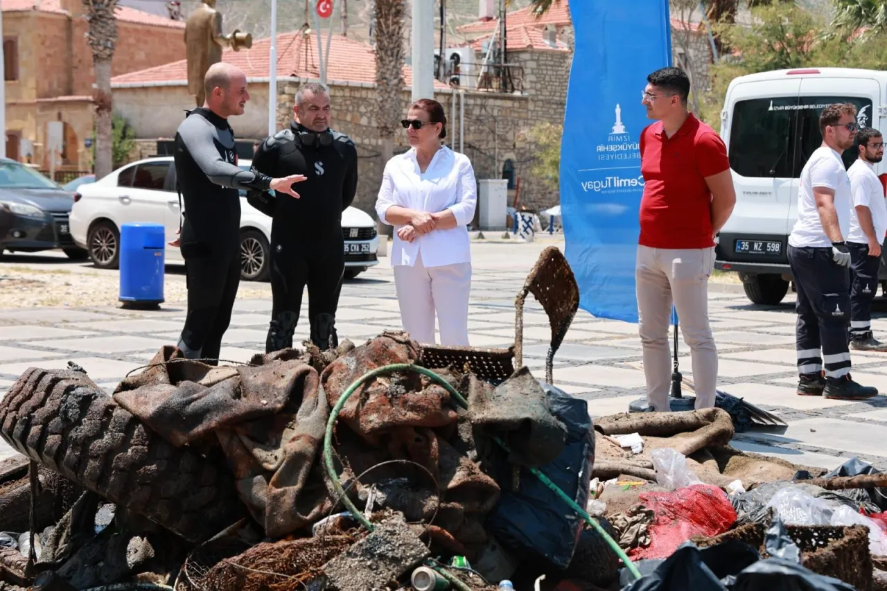 Yeni Foça’da ibretlik sergi! Denizden çıkanlar şaşırttı
