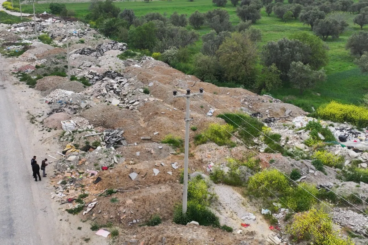 Manisa'da kaçak moloz dökülen alanlar temizlendi