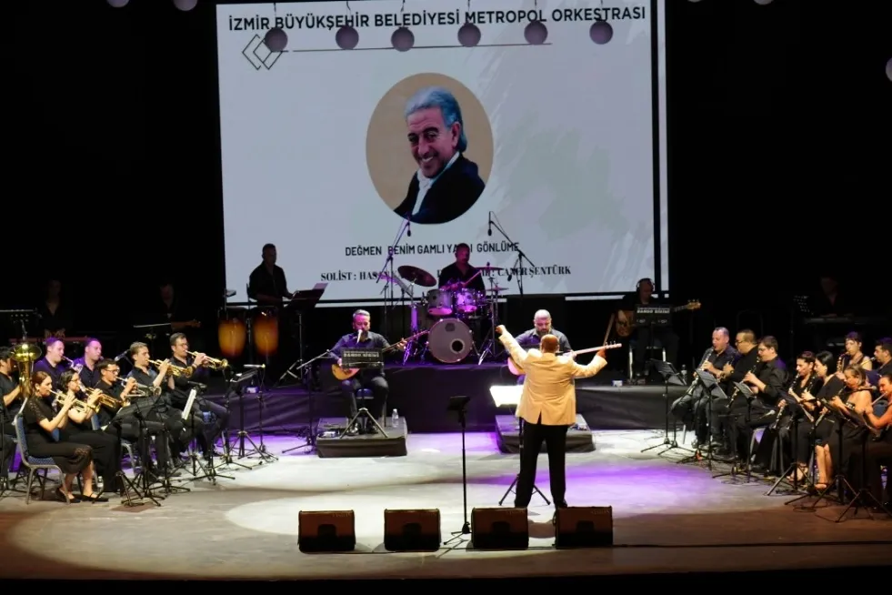 Edip Akbayram ve Volkan Konak İzmir'de şarkılarla anıldı