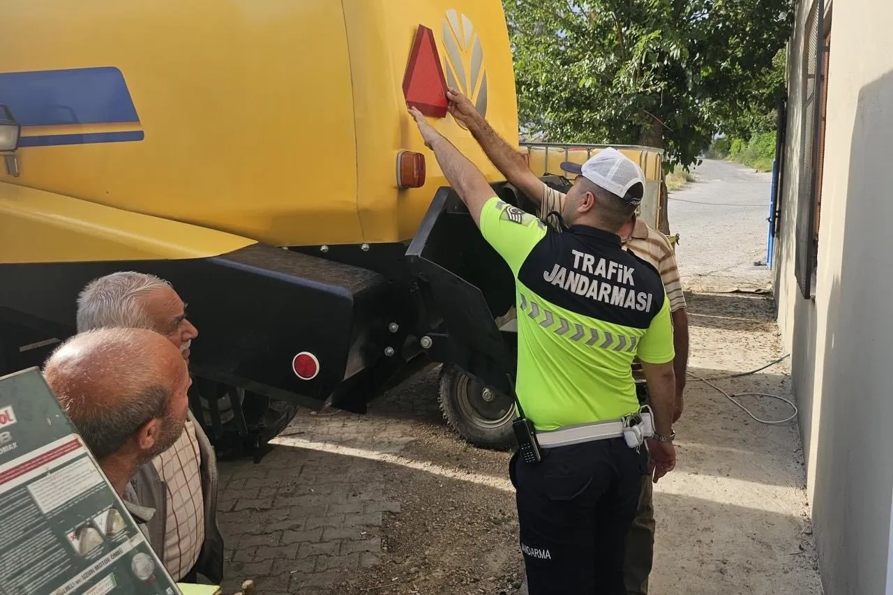Şanlıurfa Jandarması'ndan hasat sezonunda sıkı trafik mesaisi