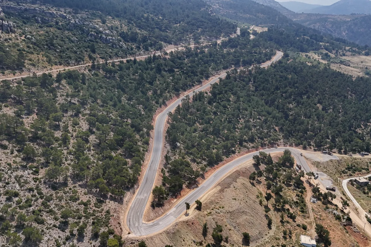 Mersin Büyükşehir, Gülnar’da 5 mahallenin yolunu genişletti