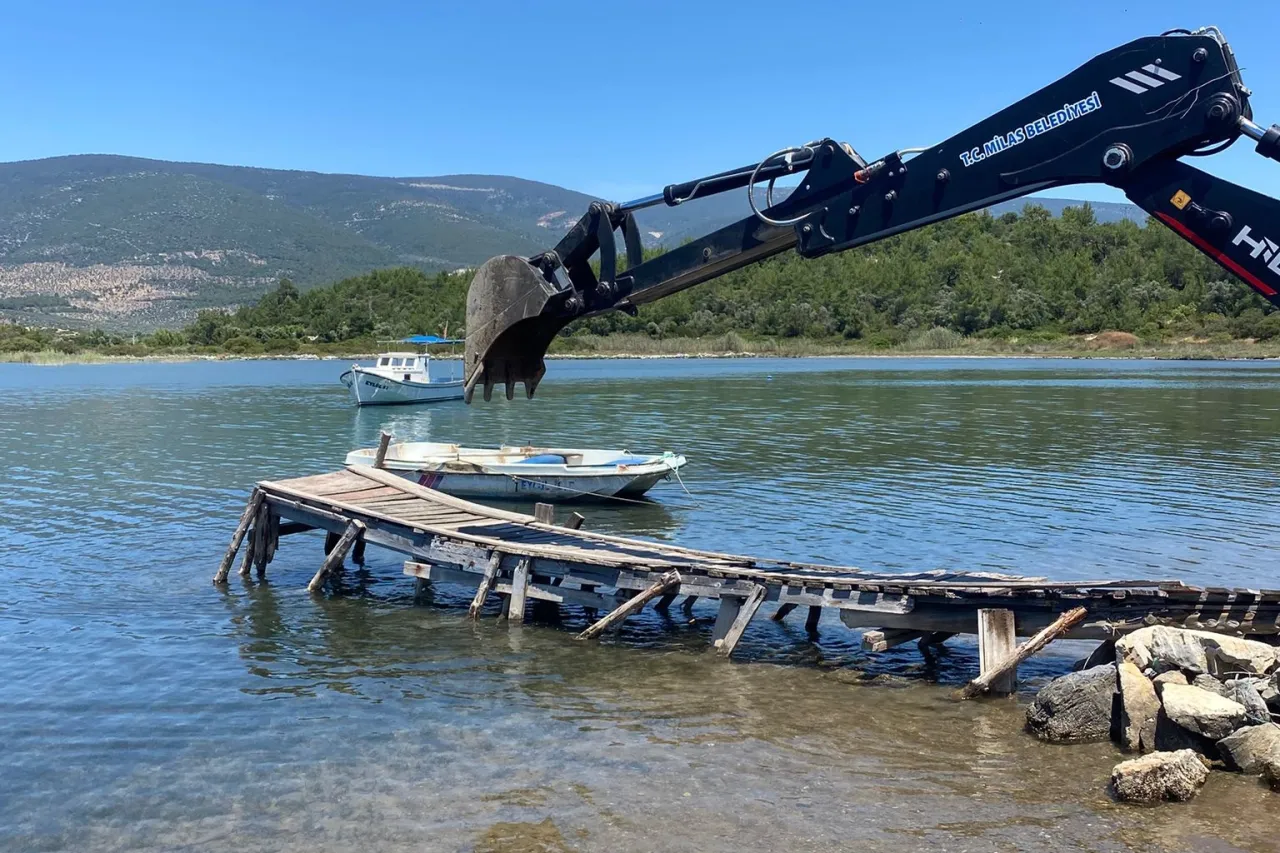 Muğla Milas'ta kaçak iskeleler yıkılıyor