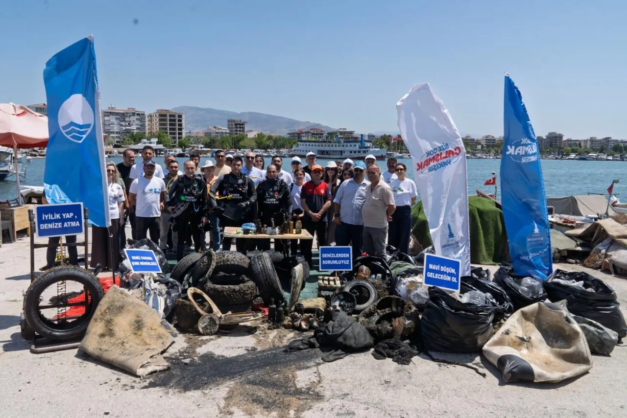 Araba lastiği, masa, sandalye, klozet kapağı... Bunlar İzmir denizinden çıktı!