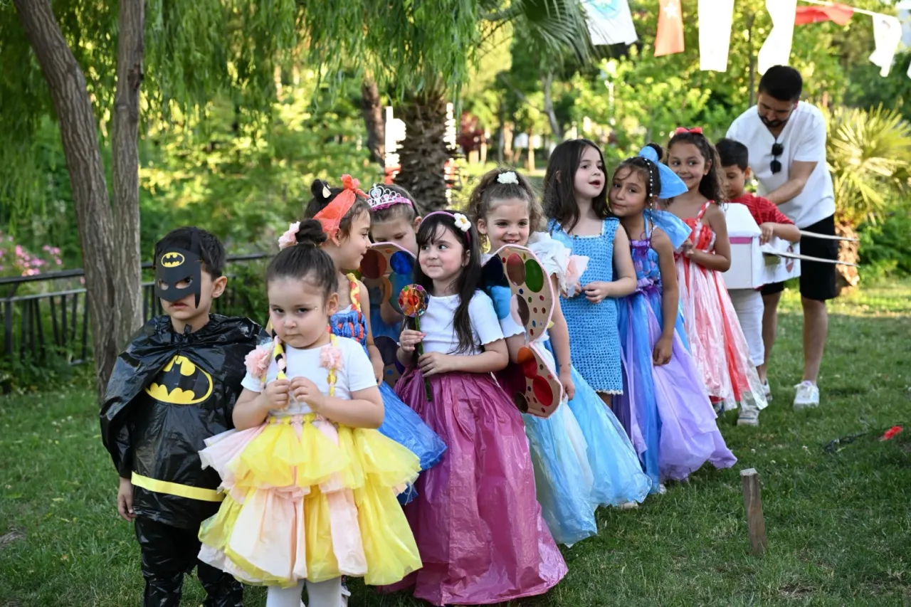 Manisa'da atıklar minik ellerde sanata dönüştü