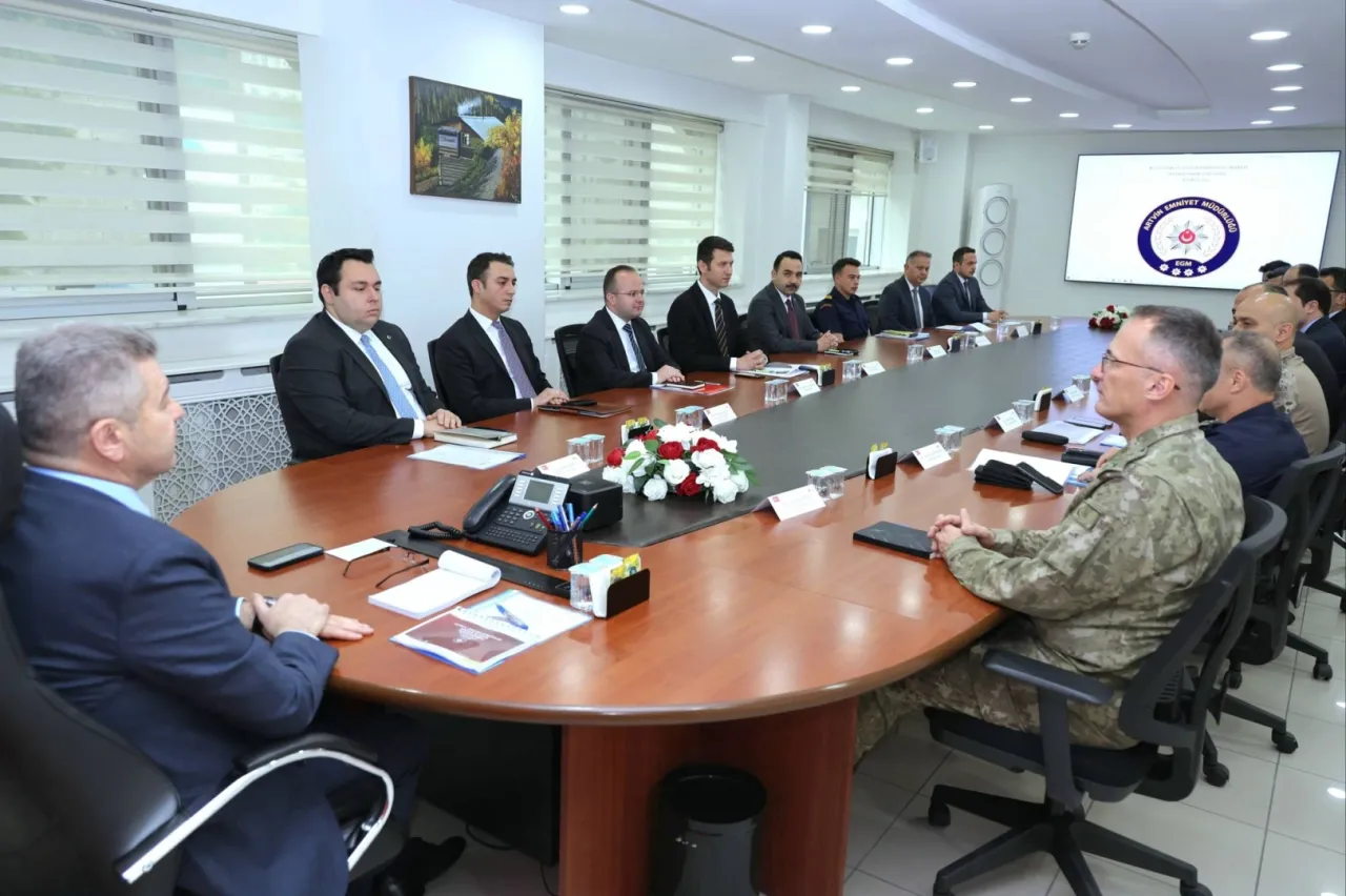 Artvin Valiliği'nde güvenlik ve asayiş toplantısı