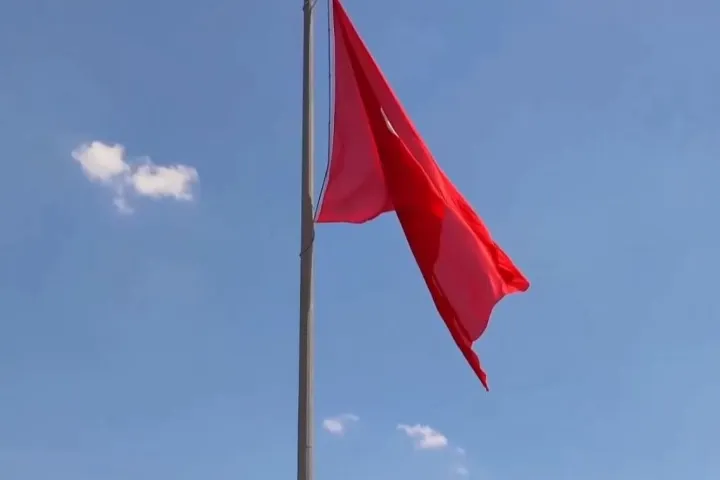 Ceylanpınar'da yıpranan Türk bayrağı yenilendi