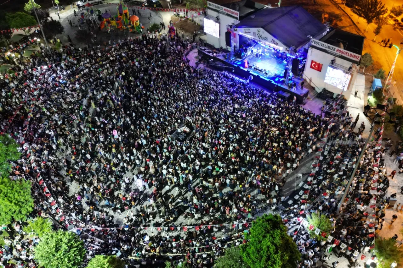 Mardin'de tarihi rekor: Kiraz Festivali’nin kapanışında 65 bin kişi Funda Arar ile coştu!