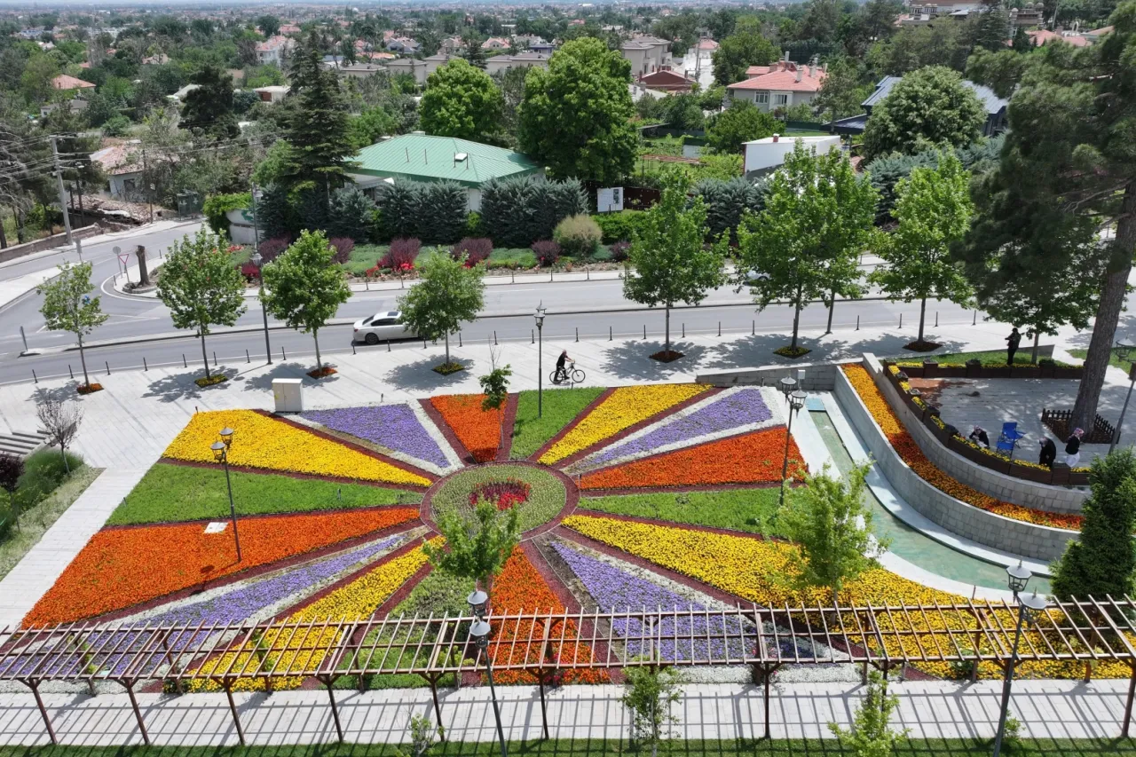Konya çiçekleriyle göz kamaştırıyor