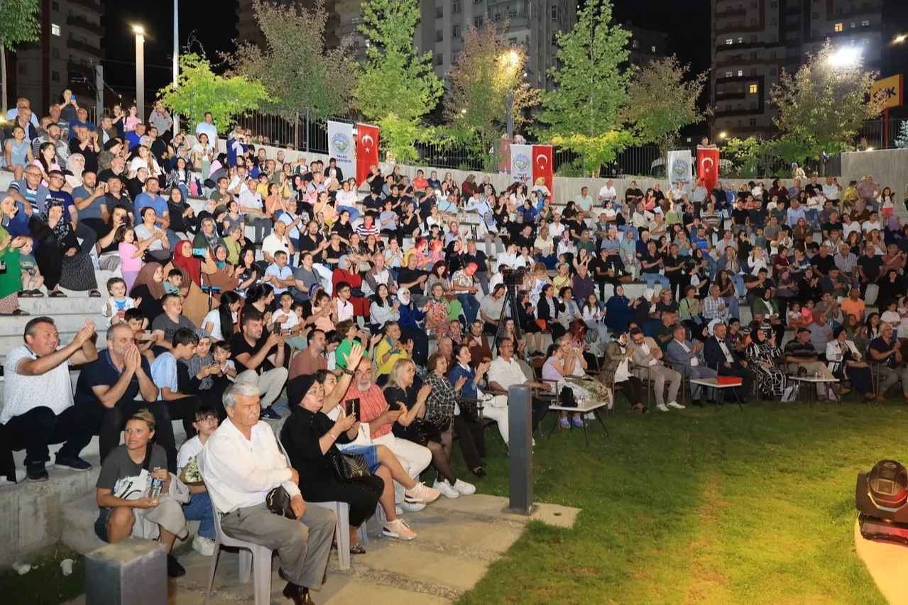 Kayseri Talas'ta 'Babalar Günü'ne şarkılı kutlama