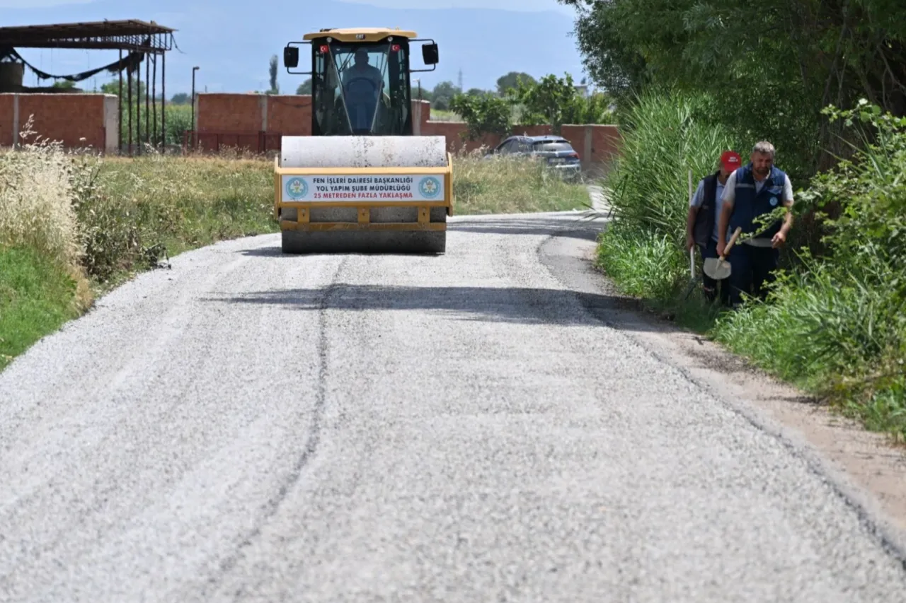 Manisa'da 5 mahalleyi bağlayan yol baştan sona yenilendi