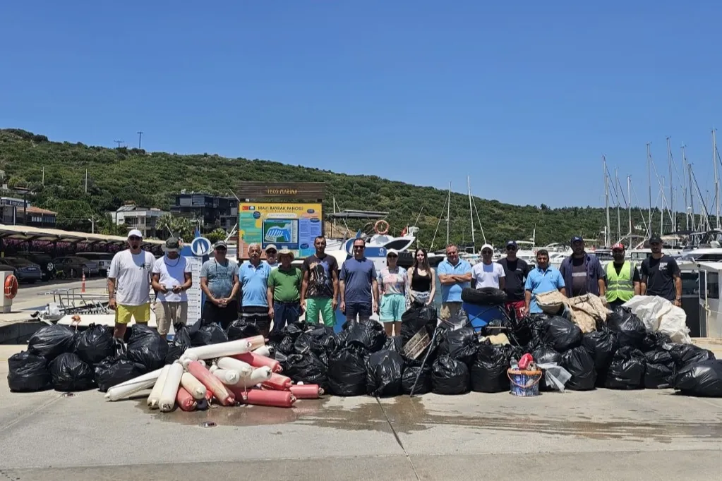 Sığacık koylarında yıllardır sessiz sedasız temizlik yapıyorlar