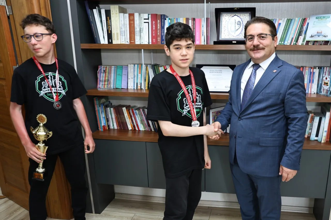Türkiye ikincisi satranç takımından İl Milli Eğitim'e ziyaret