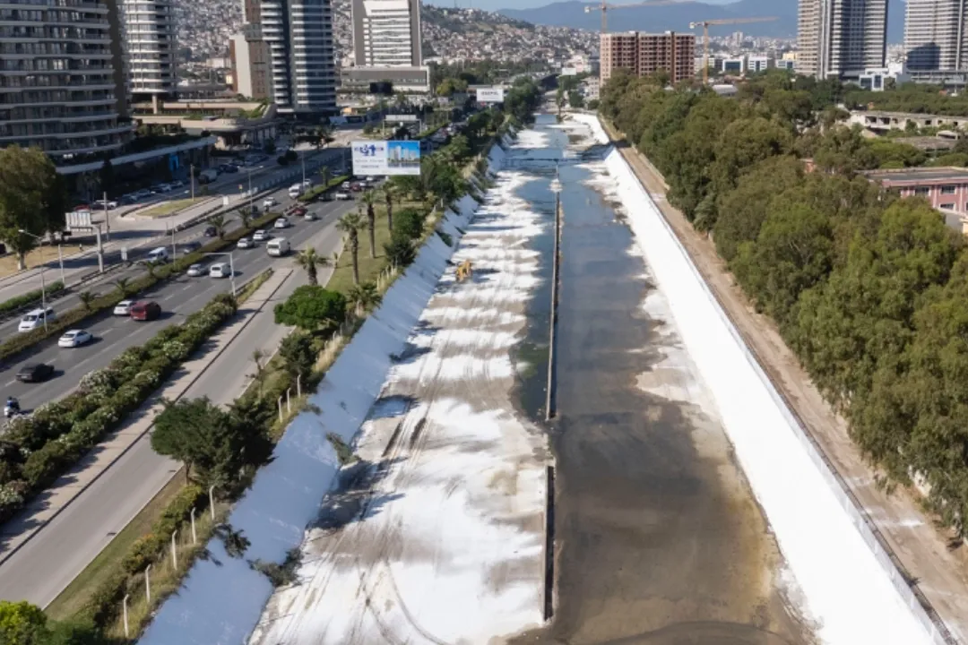 İzmir'in dere yataklarında kesintisiz mesai