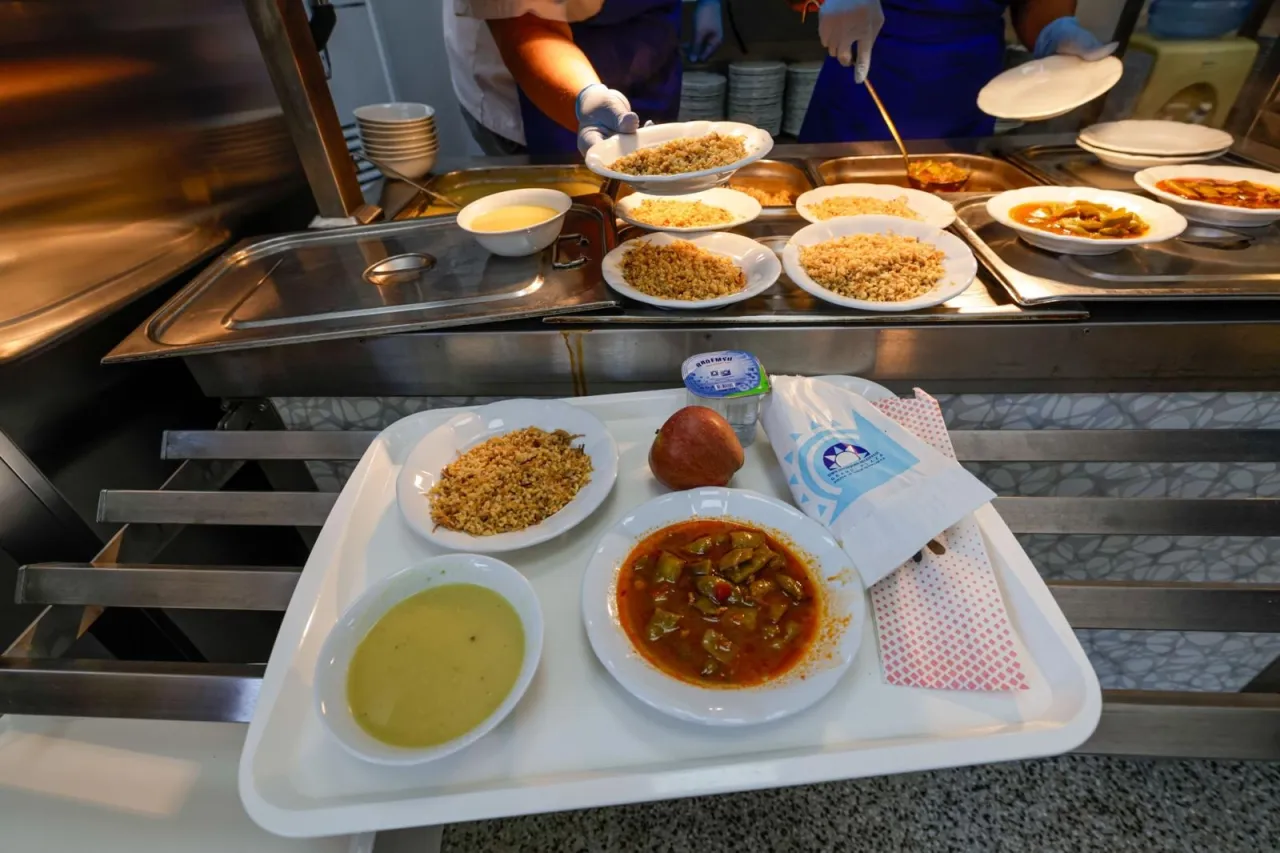 İzmir'de krize karşı 25 TL'lik sofra