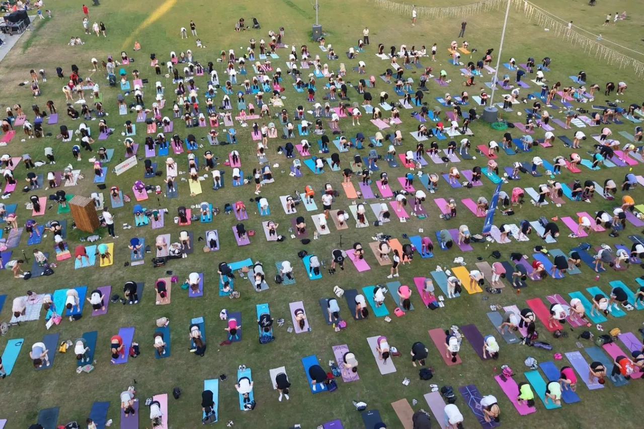 İzmir'de matlar çimlere serildi Kültürpark'ta yoga rüzgârı esti