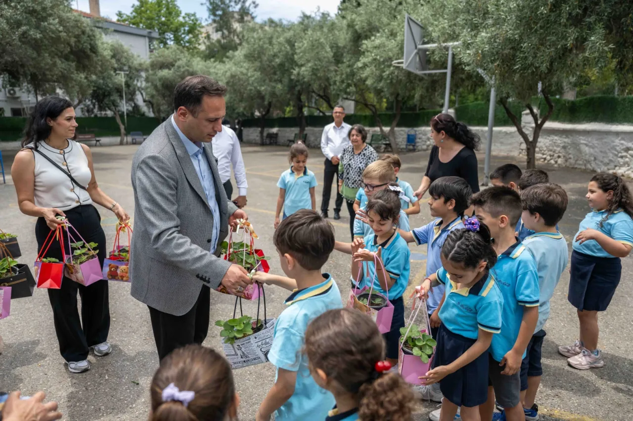 Bornovalı minik eller toprakla buluştu