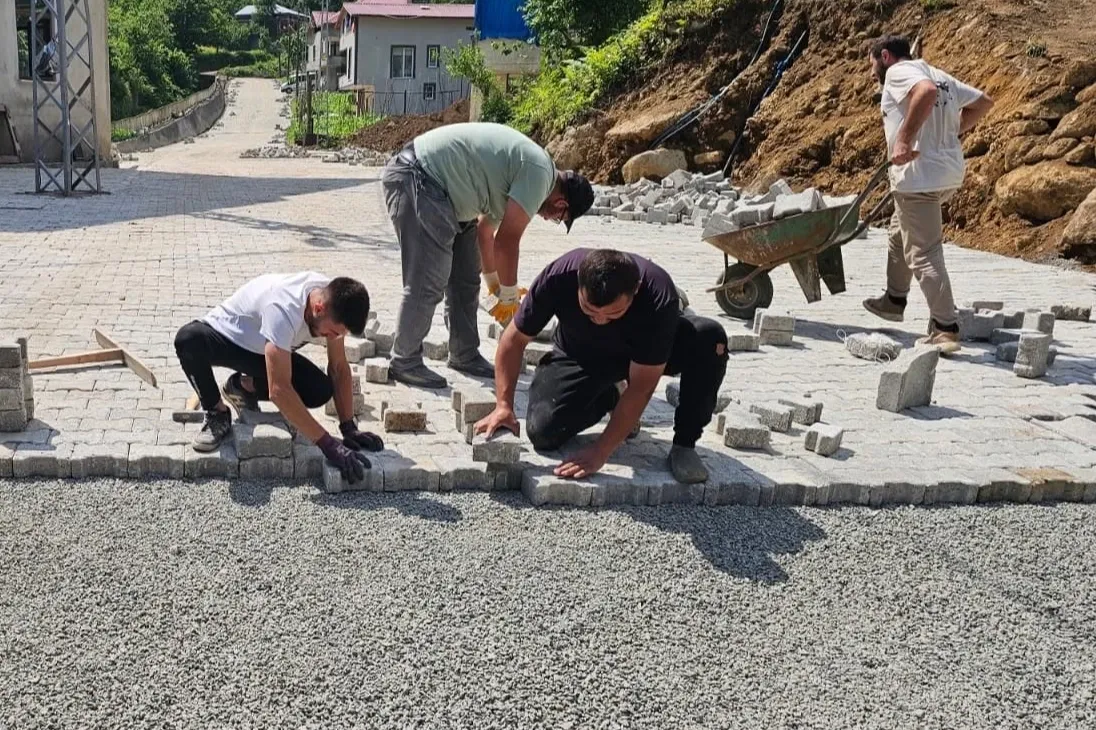 Artvin’de köy mahalle yollarına kilitli parke taşı