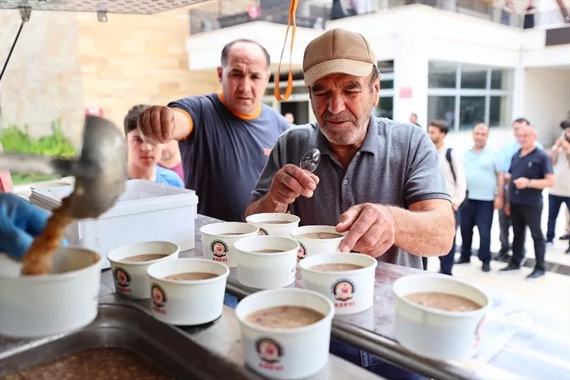 Denizli Büyükşehir’den 3 noktada 10 bin kişilik aşure hayrı