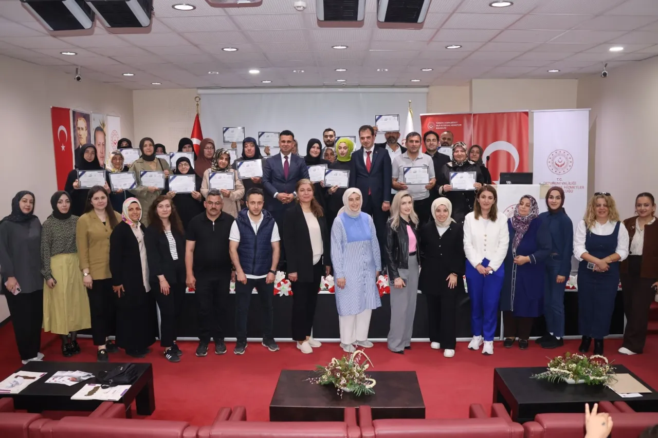 Erzurum’da “Benim Köklü Ailem” projesinde sertifika sevinci