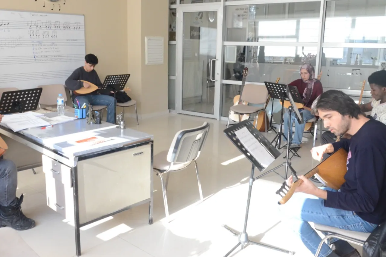 Malatya’da bağlama sevgisi kültürleri buluşturuyor