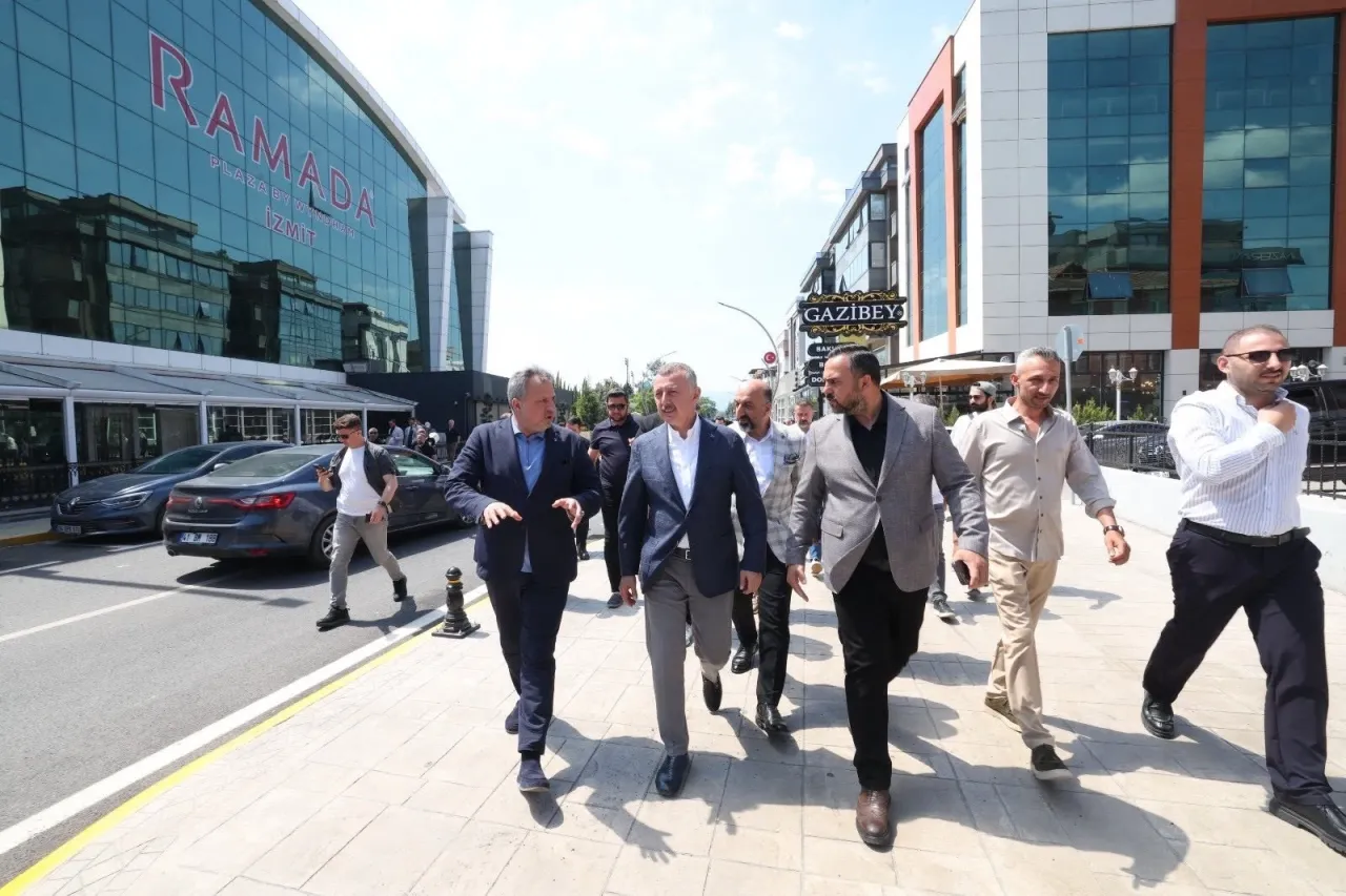 Kocaeli'de uçak pistine dönen cadde esnafından Başkan'a teşekkür