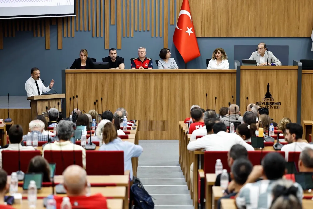 İzmir'de afetlere karşı dayanışma ağı güçleniyor