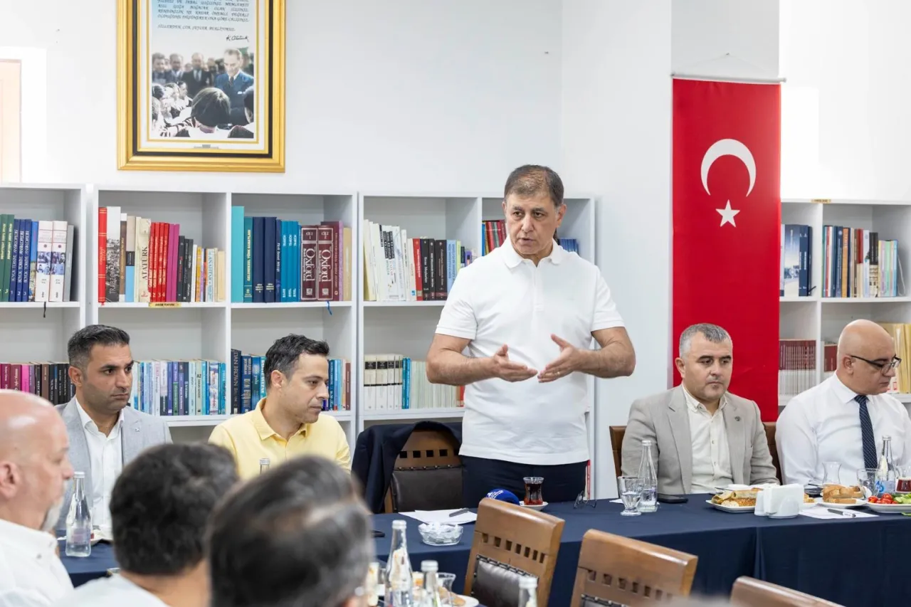 Başkan Tugay mesaisine Kemeraltı esnafıyla başladı... "Tek derdimiz işimizi iyi yapmak"