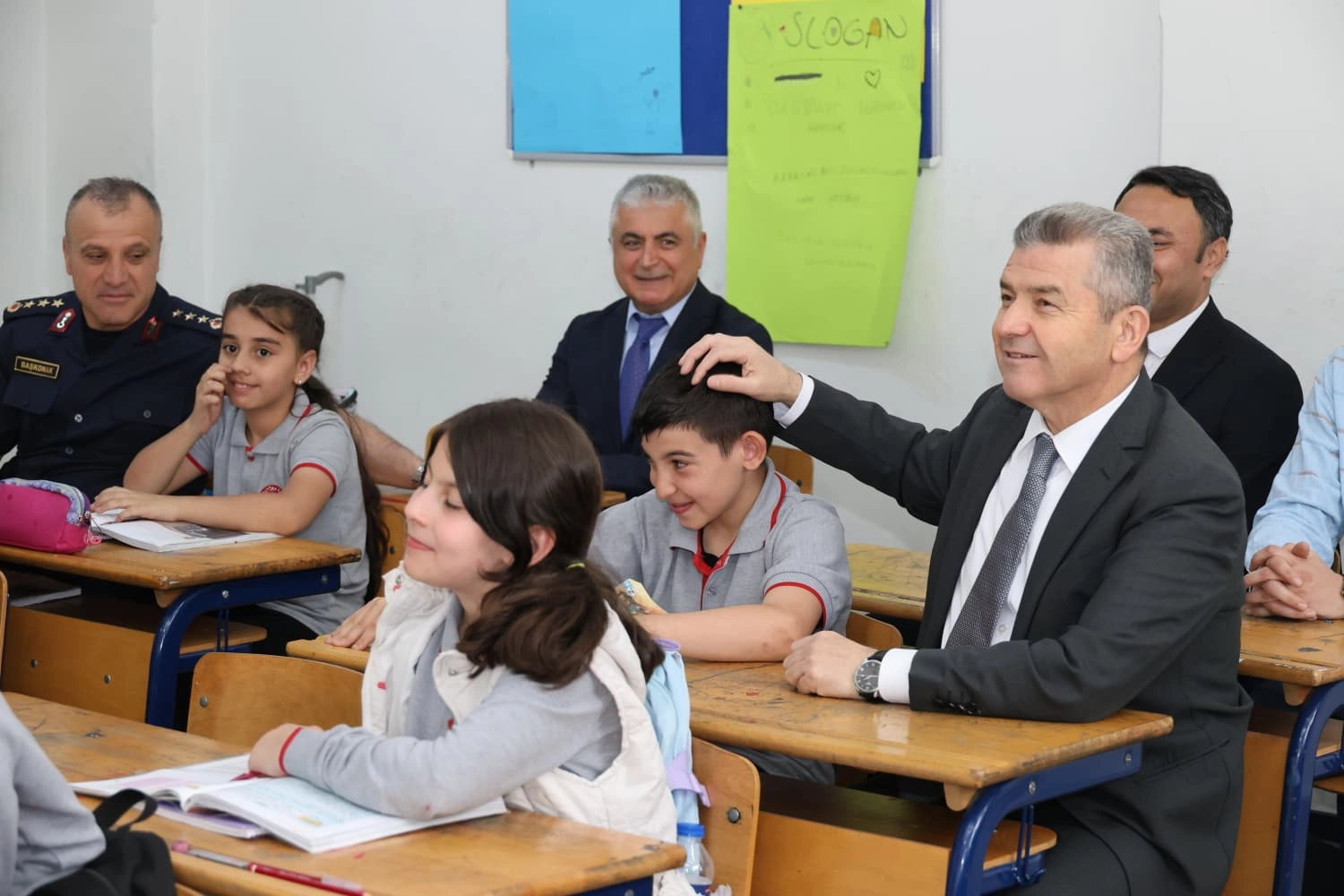 Artvin Valisi Ergün’den okul ziyaretleri