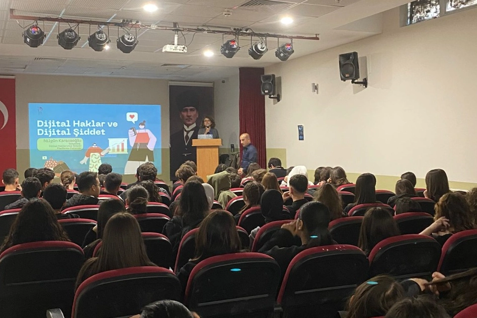 İzmir'de dijital tuzaklara karşı gençlere kalkan