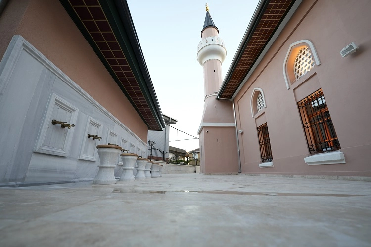 4 asırlık cami ibadete açıldı