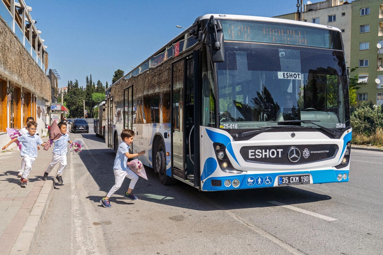 Direksiyon başında bir anne, durakta bekleyen dört kalp!