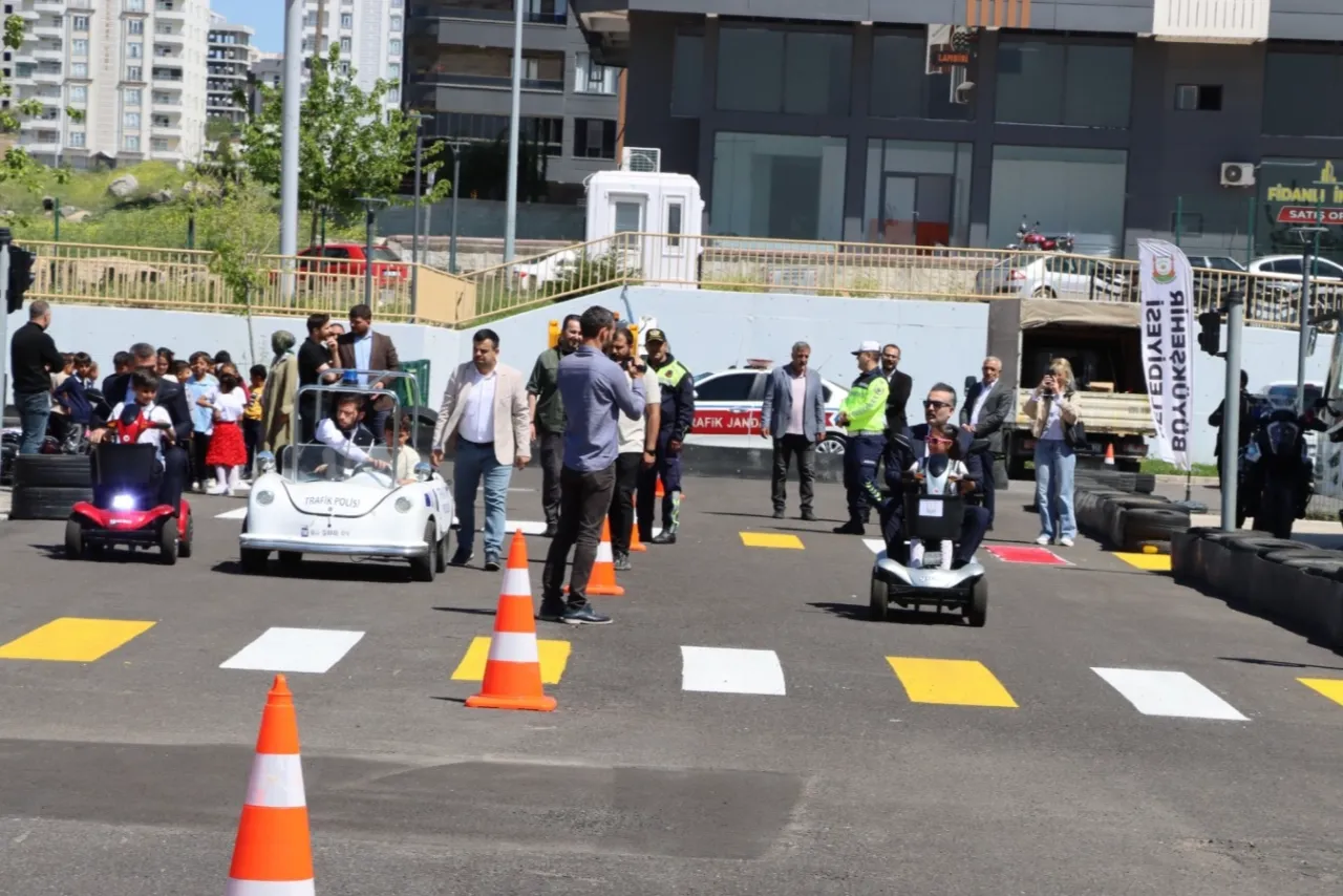 Öğrencilere uygulamalı trafik eğitimi