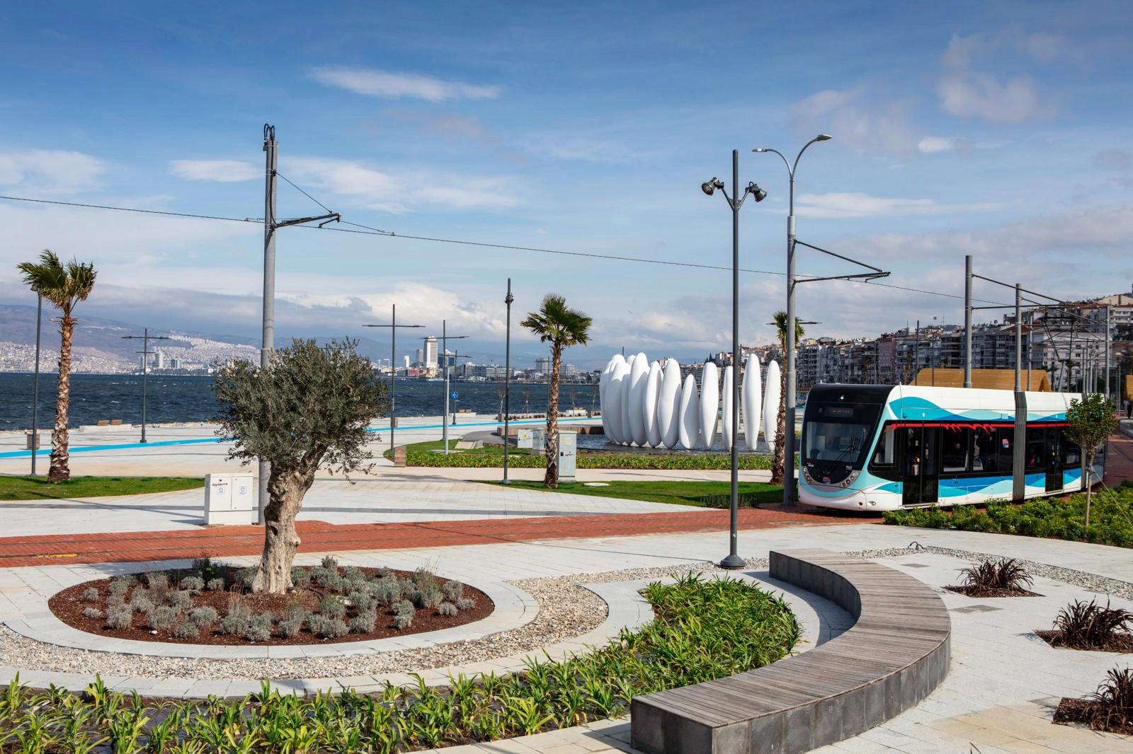 İzmir’in parklarında bayram öncesi bakım mesaisi