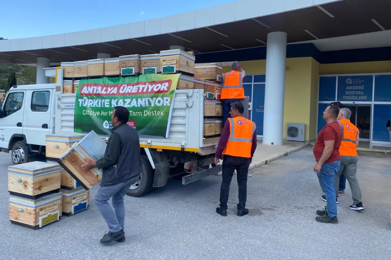 Antalya'da arı kovanı destekleri devam ediyor