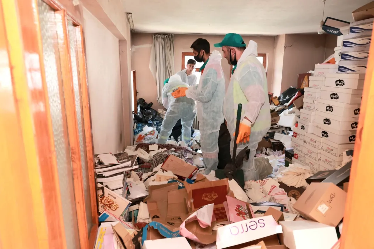 Bursa Osmangazi’de çöp ev temizlendi, mahalle rahatladı