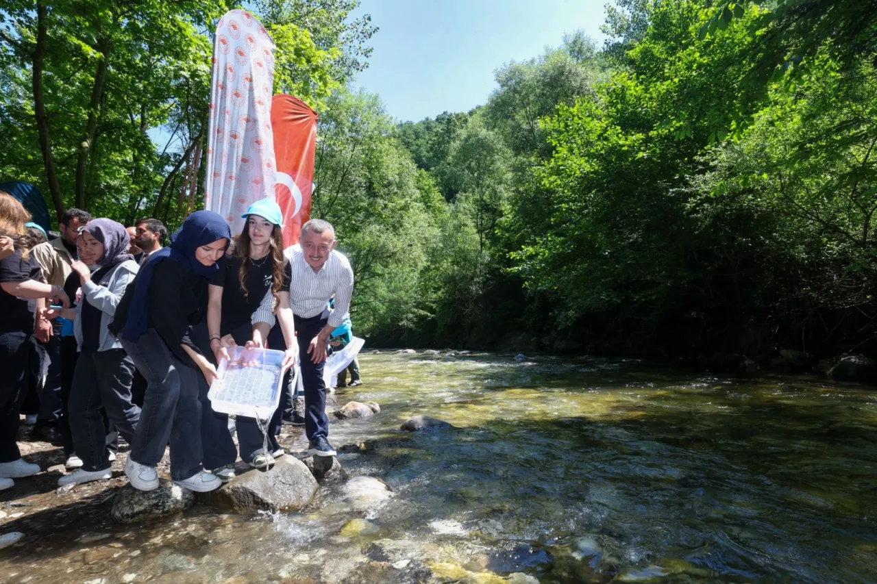 Kocaeli Kiraz Dere’ye 50 bin yavru balık bırakıldı