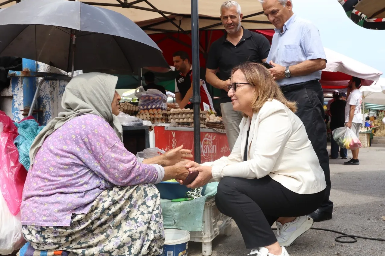 İzmir Güzelbahçe'de Başkan Vekili Akın'dan semt pazarlarına ziyaret