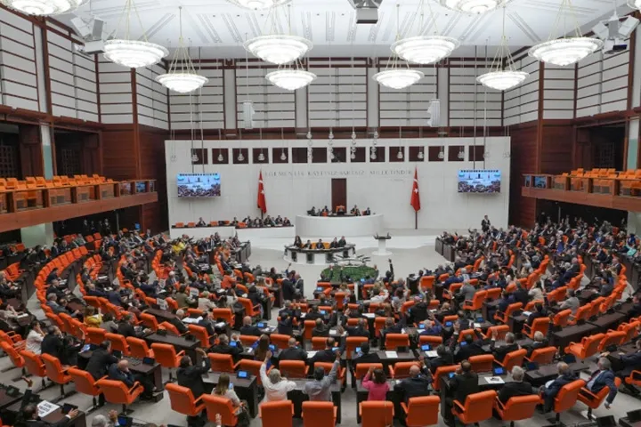 TBMM’de tartışmalı torba teklif mesaisi! Polis hakları, basın düzenlemesi ve orman alanları görüşülüyor