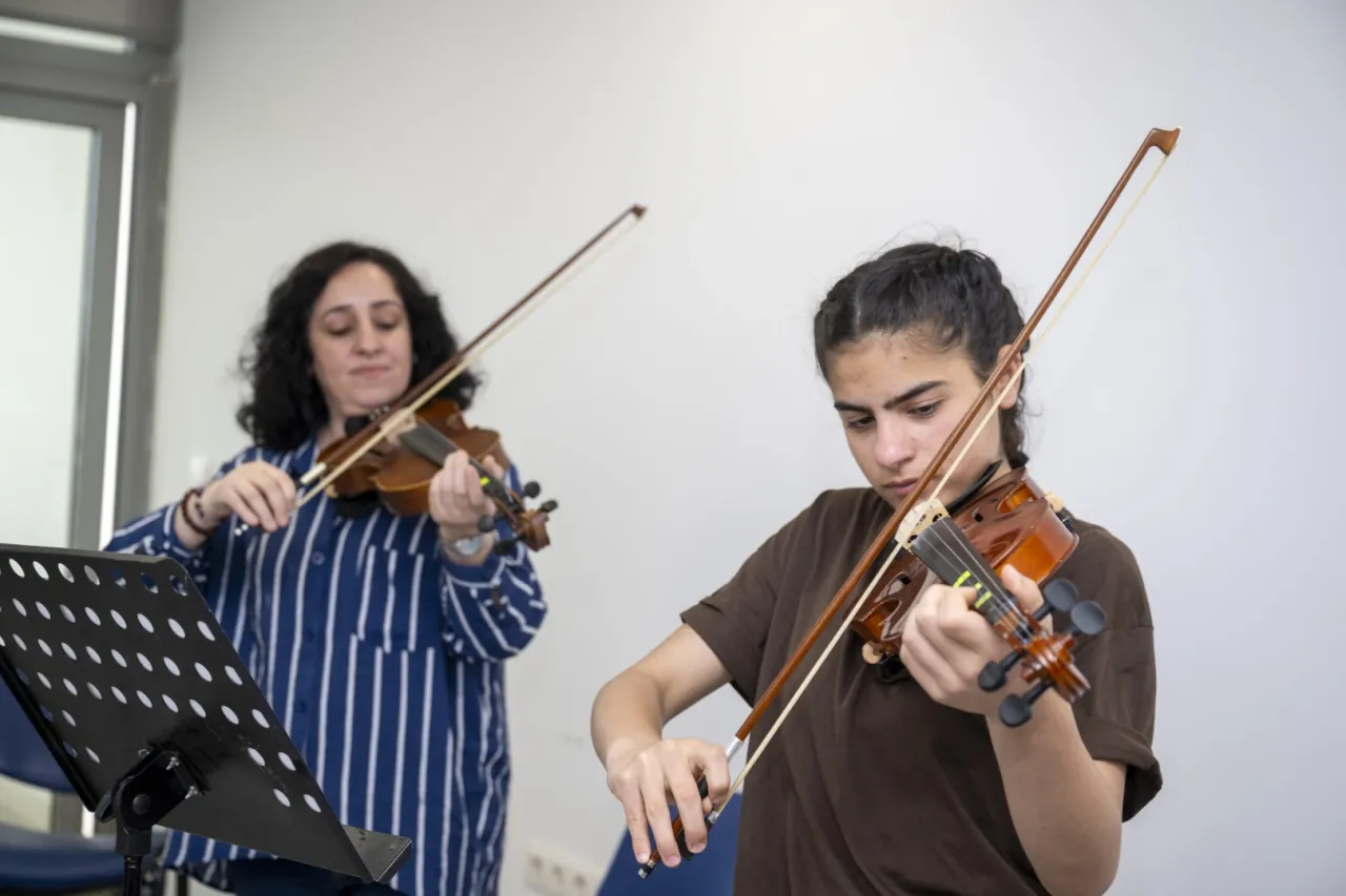 Mersin'de müzik kursları vatandaşların ruhuna dokunuyor