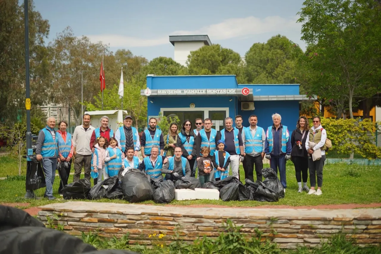 İzmir’de “Temiz Park” etkinliğiyle parklar pırıl pırıl oldu