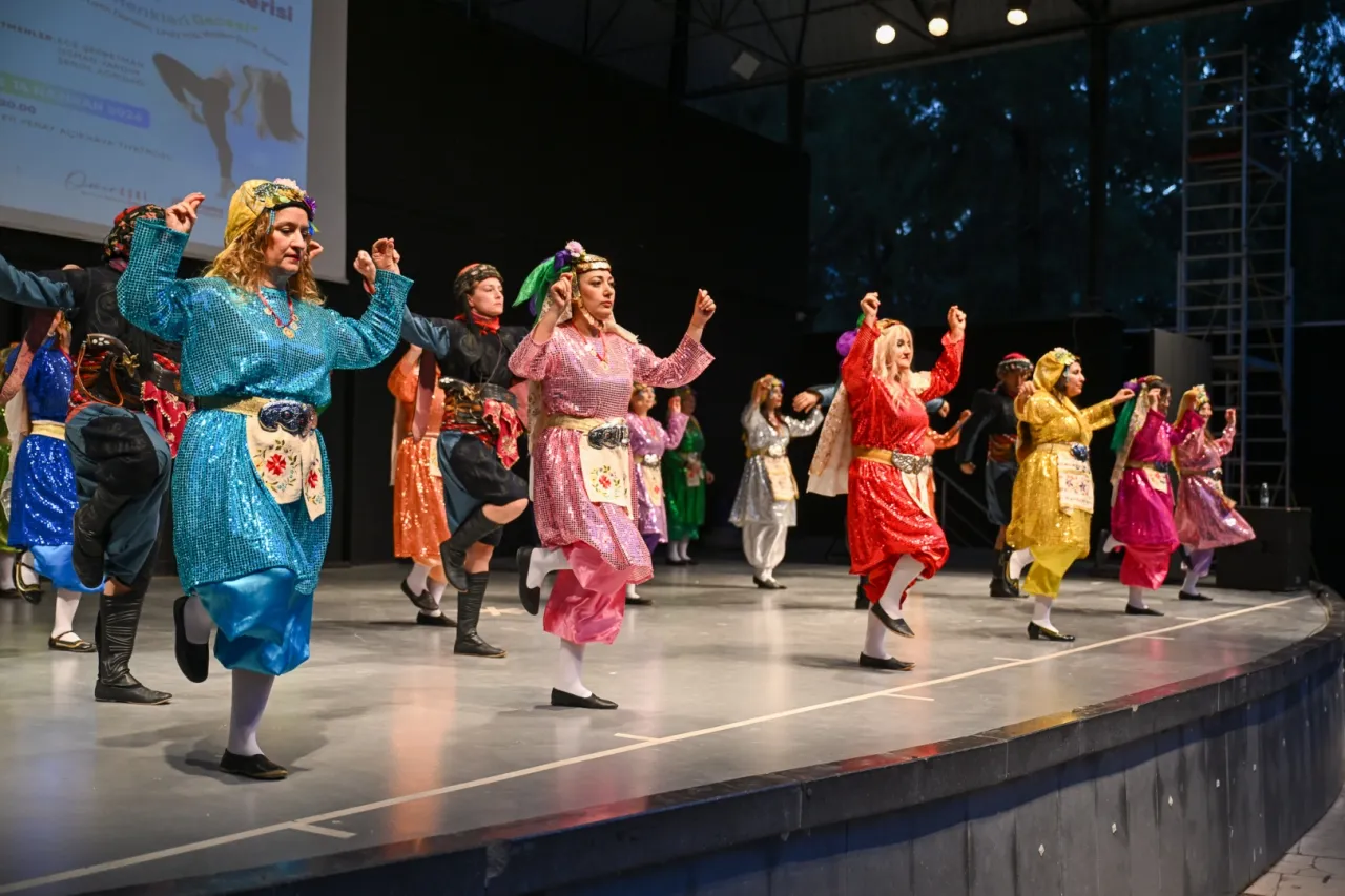 Bornova'da "dansın renkleri" büyüledi