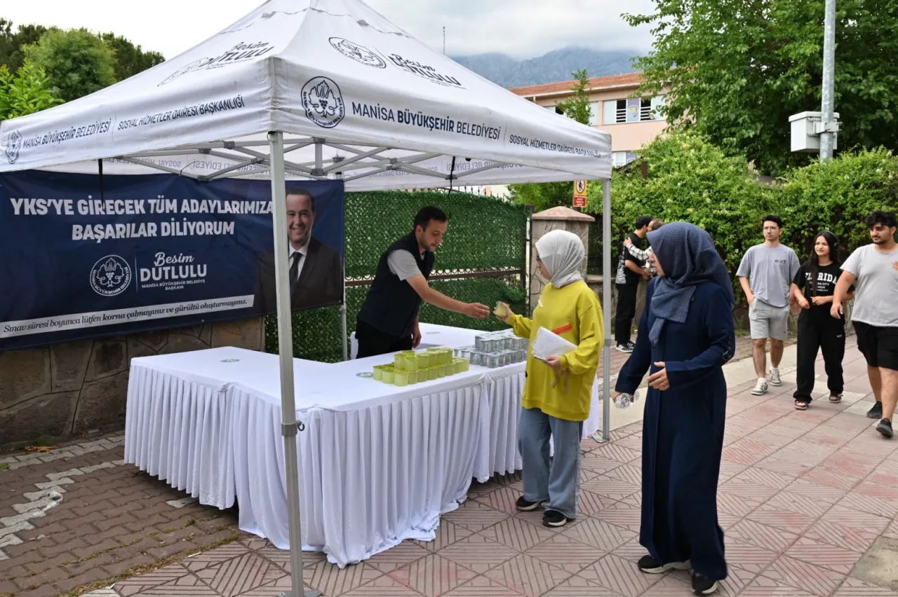 Manisa'da YKS adaylarına su ve limonata ikramı