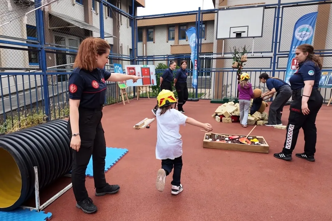 Kayseri itfaiyesinden miniklere afet eğitimi