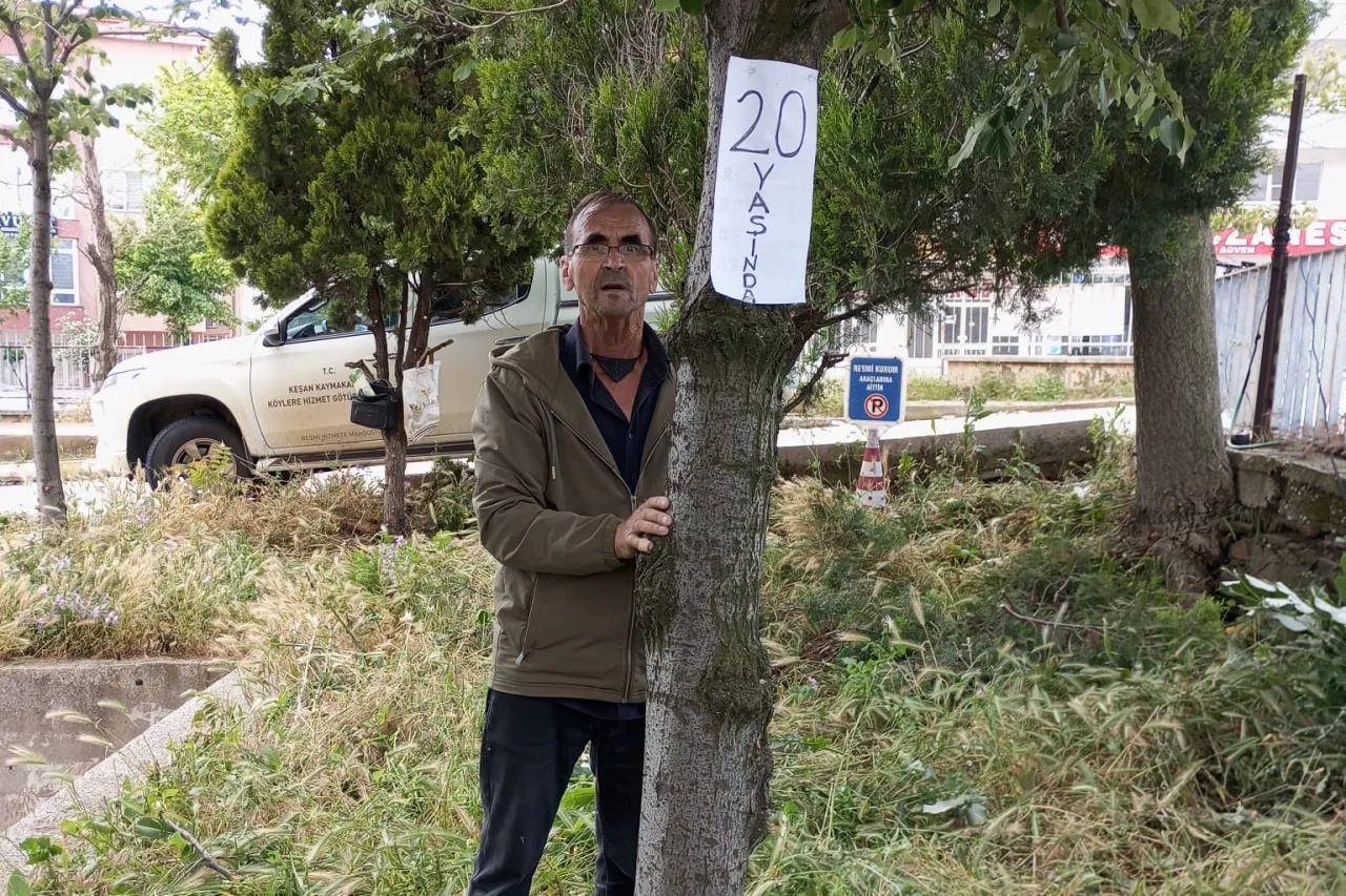 Keşan'da yıllar önce diktiği ıhlamurları kendi elleriyle bakıma aldı